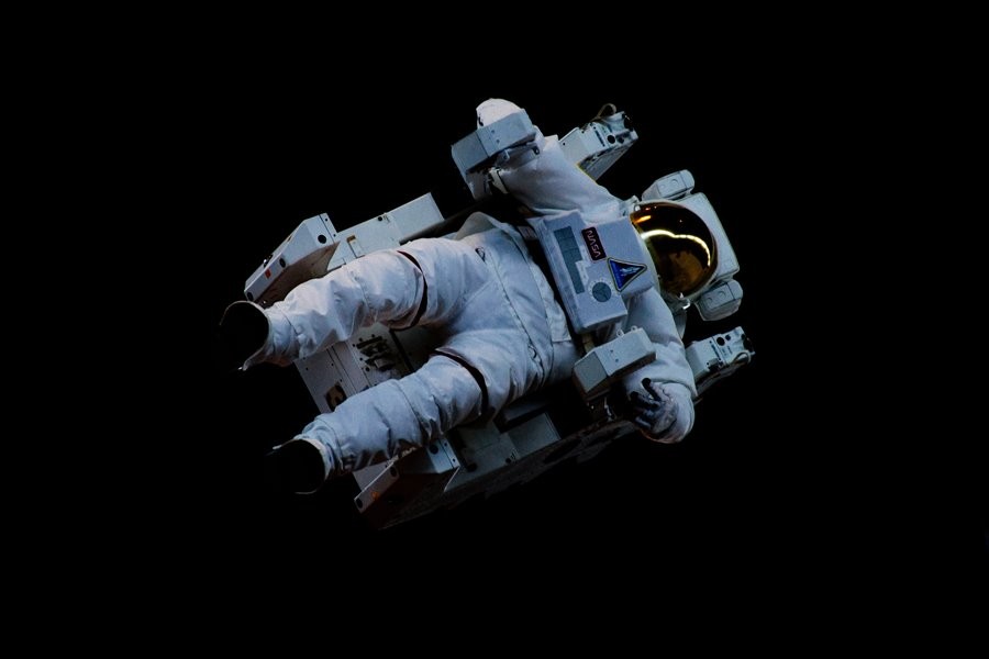 Нечего надеть: первый «женский» выход в открытый космос отменили из-за скафандров