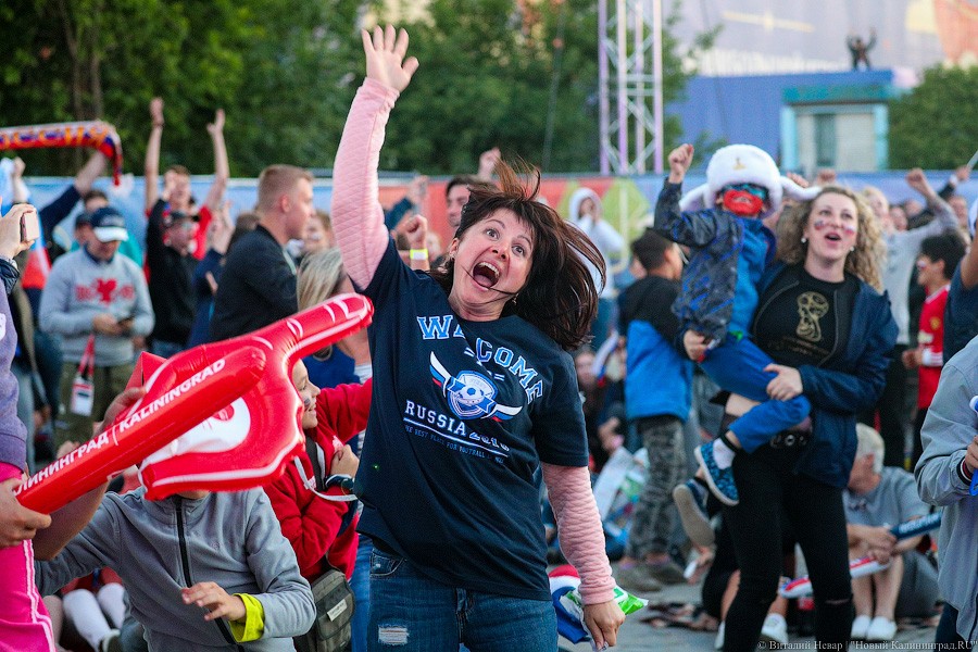 Россия в шаге от плей-офф ЧМ: как вы болели за сборную в фан-зоне у Дома Советов