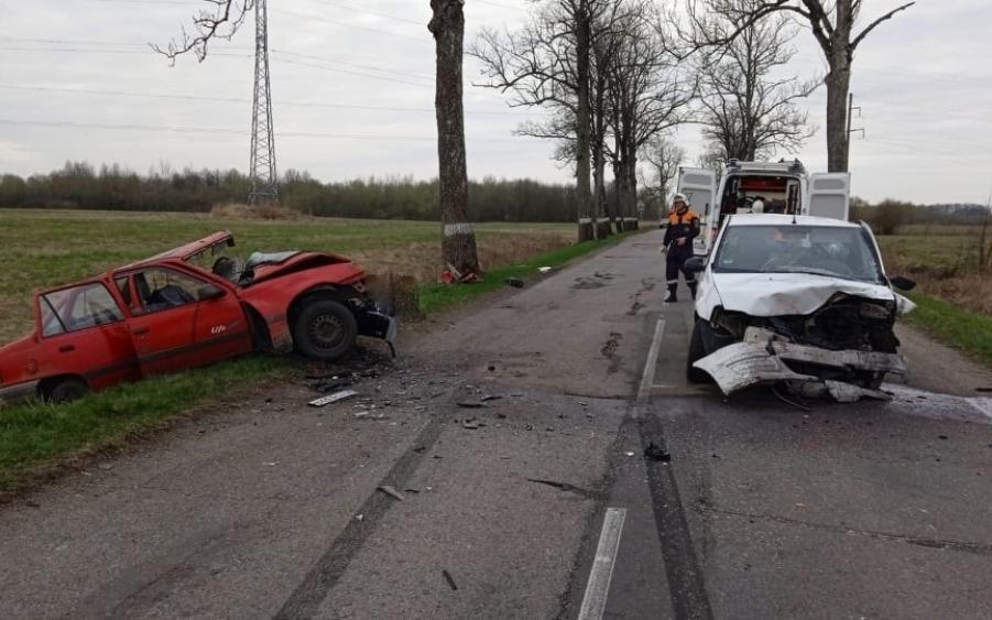 Под Неманом в лобовую столкнулись две машины, водитель одной из них погиб (фото)