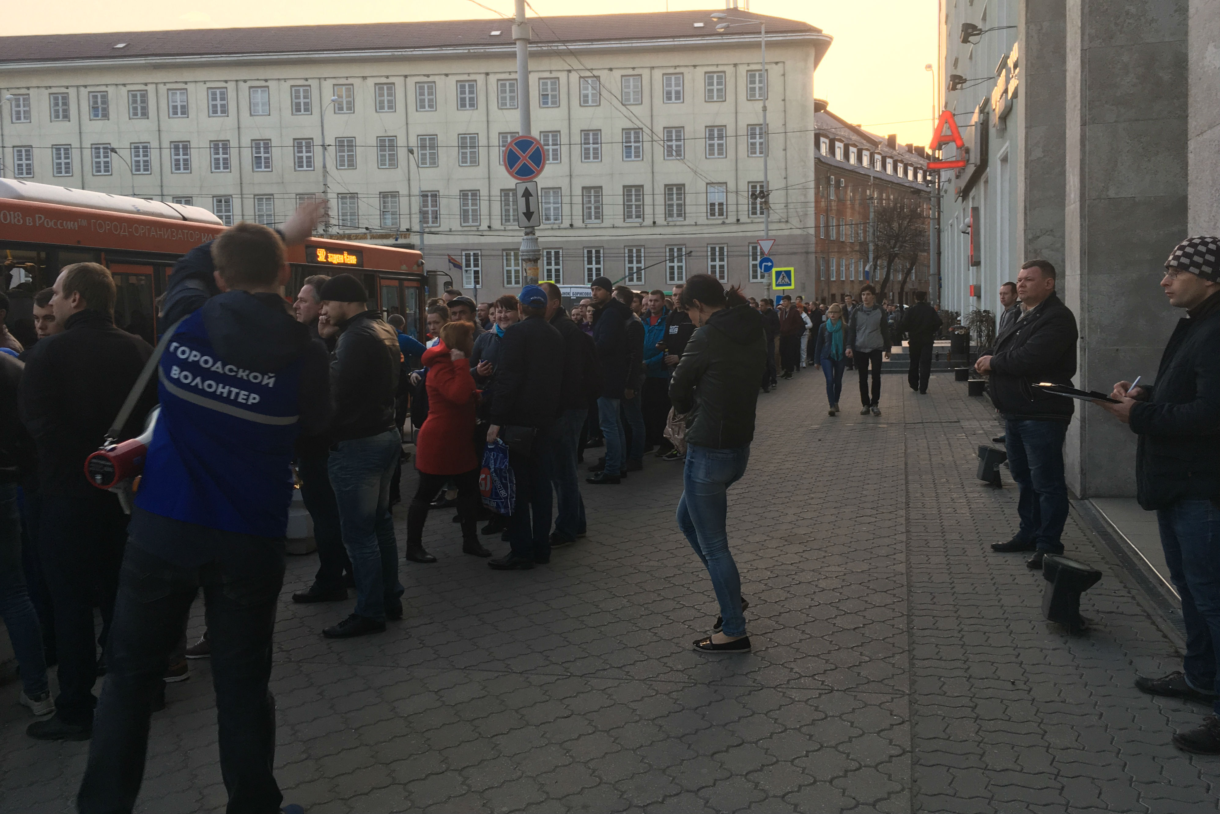 К шаттлам, отвозящим калининградцев на тестовый матч, выстроились большие очереди