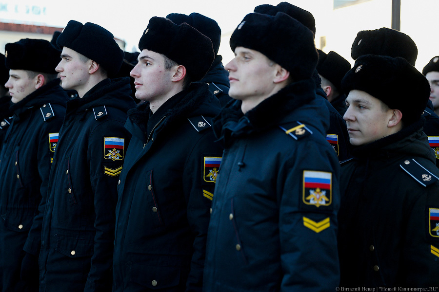 «Морозный гимн»: курсанты и школьники отметили День Конституции флешмобом