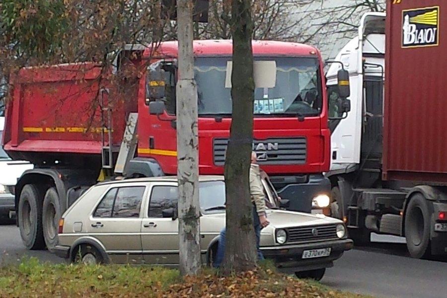  На ул. Портовая «Фольксваген» столкнулся с грузовиком (фото)