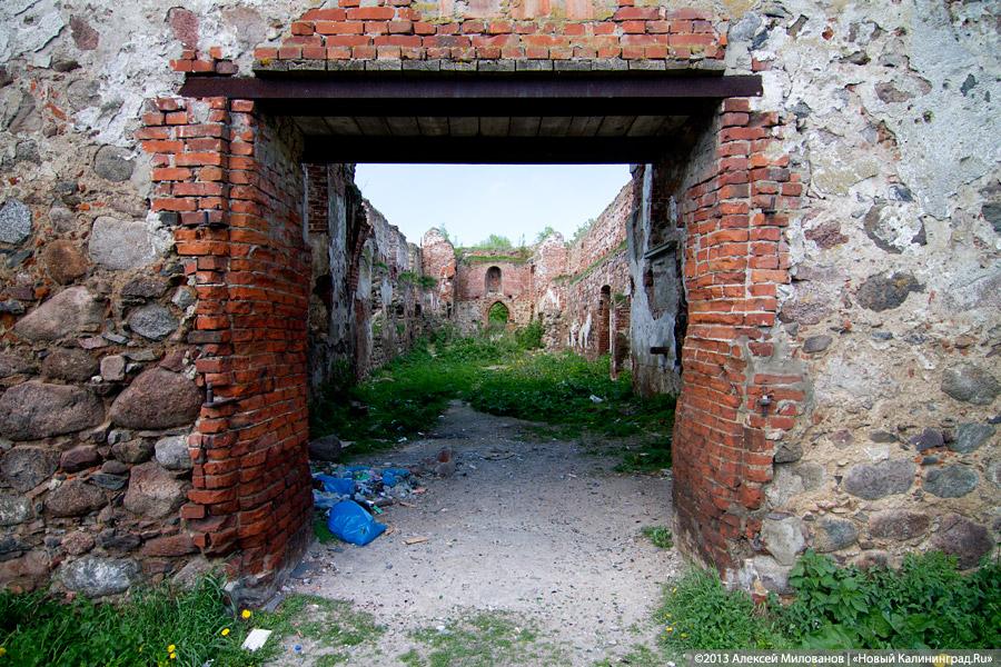 «Приезжайте позже»: территория переданной РПЦ кирхи в Романово превратилась в поселковую свалку