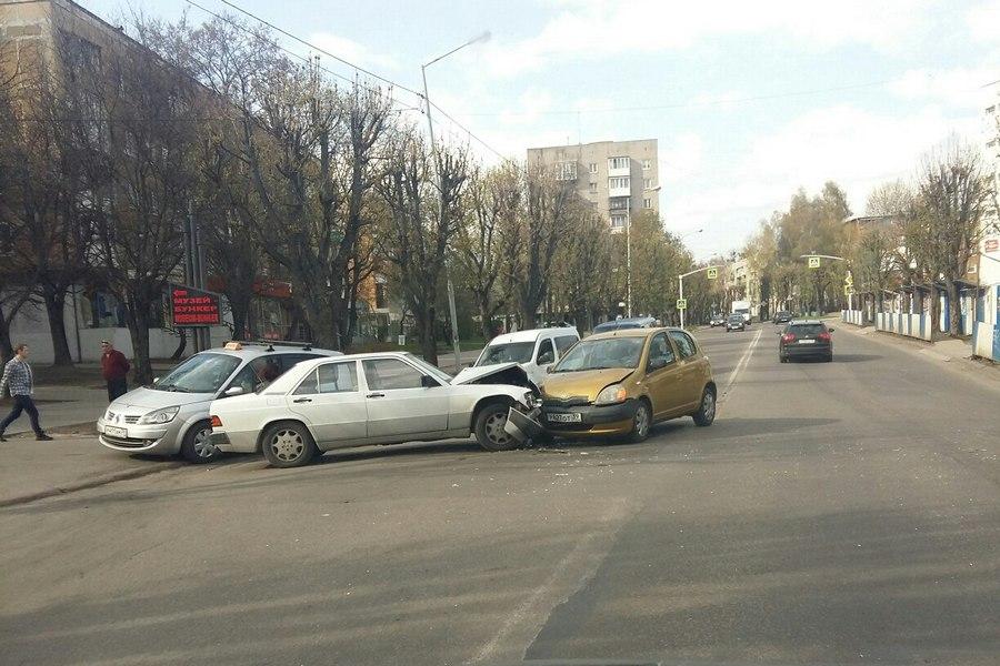 На ул. Пролетарской столкнувшиеся автомобили перегородили дорогу (фото)