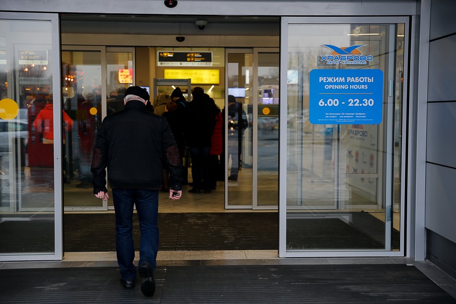 «Очереди кругом»: в «Храброво» сотни пассажиров не могут улететь из-за тумана