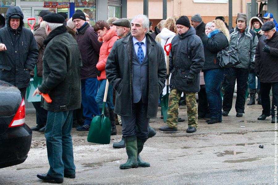 "В руки - лопаты": фоторепортаж "Нового Калининграда.Ru"