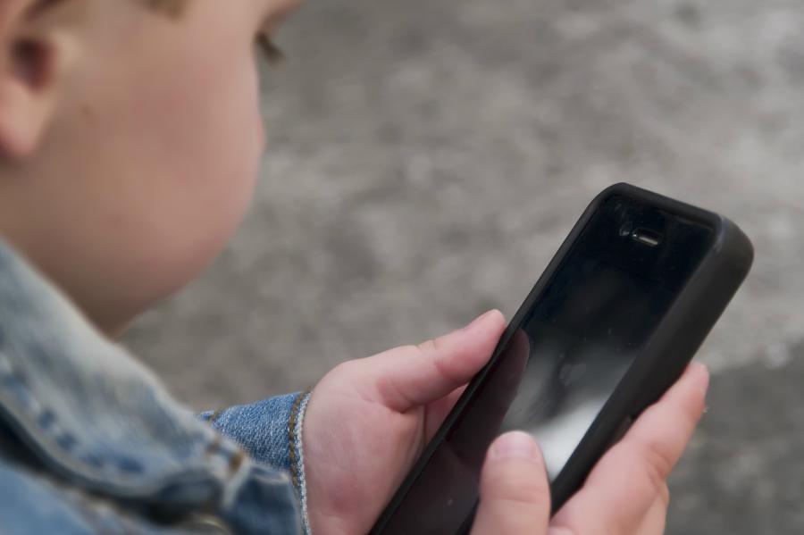 Ребенку запрещают пользоваться мобильным в школе. Это вообще законно?