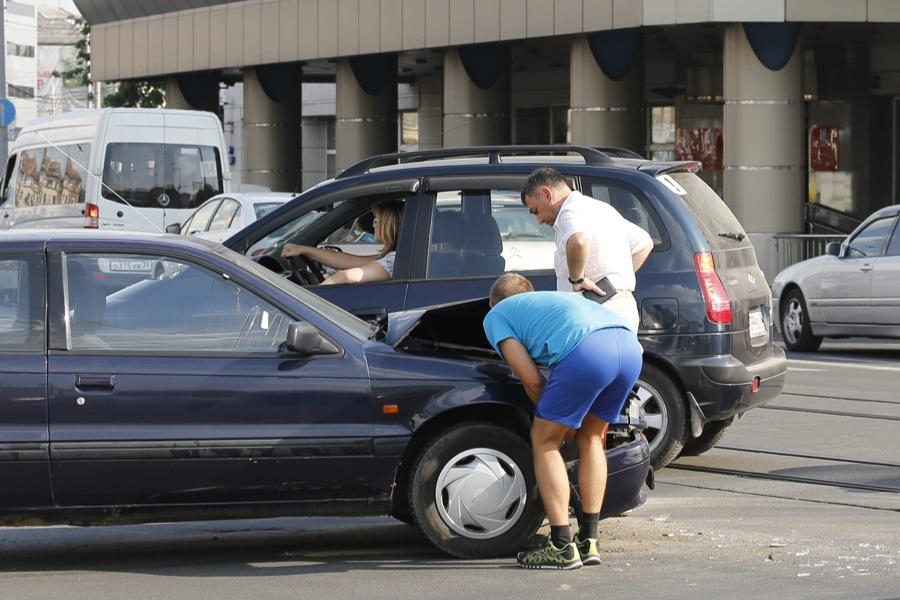Из-за ДТП на трамвайных рельсах у мэрии Калининграда образовалась пробка (фото)