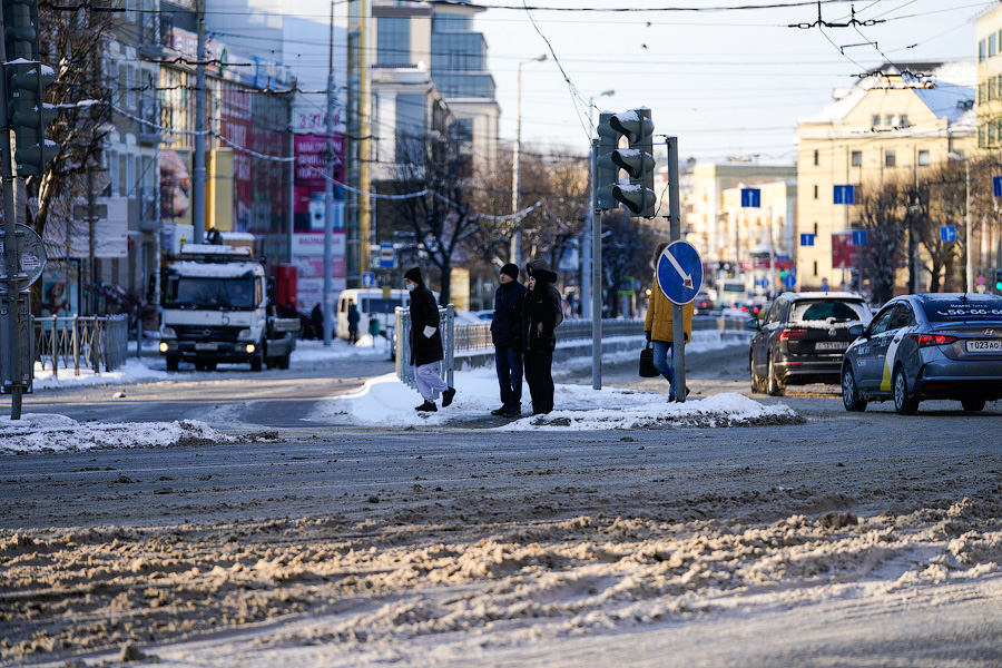 «Насладиться» зимой: во что превратились дороги в Калининграде после снегопада (фото)