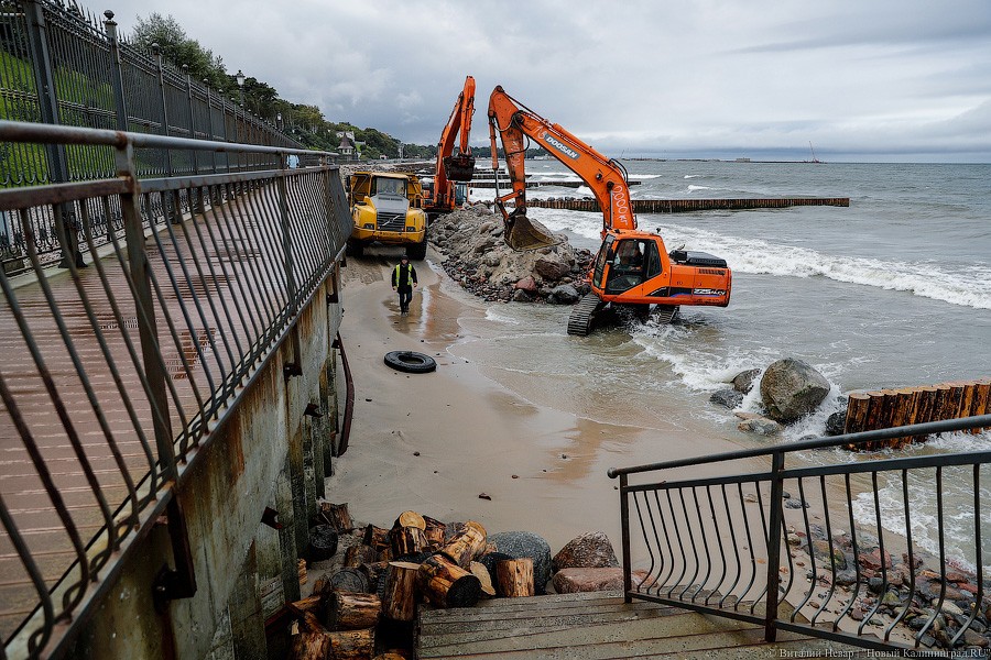 Время собирать камни: как восстанавливают берег у резиденции в Пионерском (фото)
