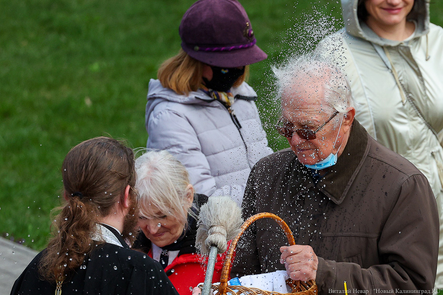 В брызгах святой воды: освящение пасхального угощения в соборе Христа Спасителя (фото)