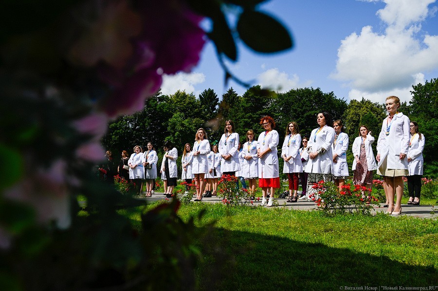 Как проходит вручение дипломов выпускникам БФУ в Ботаническом саду (фото)