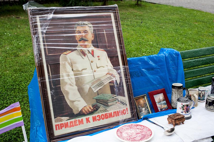 Конь в пальто и вязаный Пеле: фоторепортаж с арт-маркета на проспекте Мира