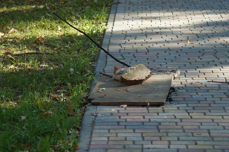 В сквере в центре Калининграда вторую неделю стоит открытым ливневый колодец 
