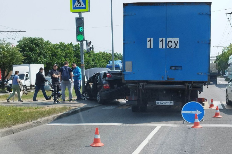 На Московском проспекте грузовик протаранил «Ниссан» — легковушка вылетела на пешеходную зону (фото) (видео)