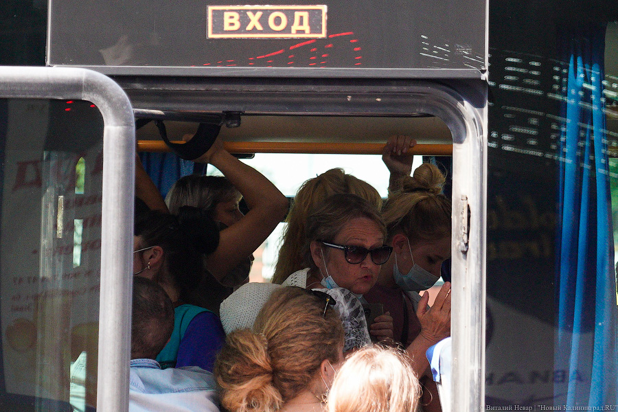 Не для слабаков: желающие уехать к морю штурмуют электрички и автобусы