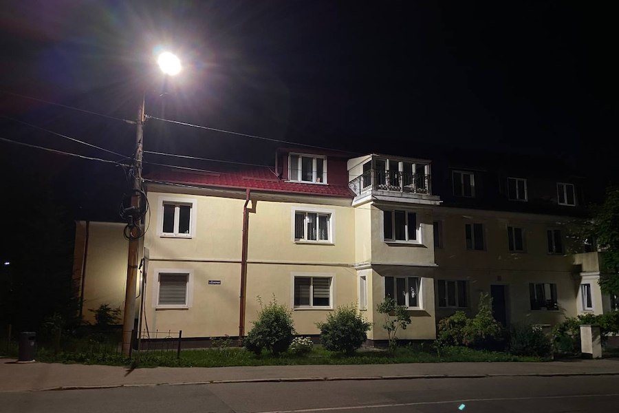 «Солнечные очки не выдали»: жители района вагонзавода пожаловались на яркое уличное освещение (фото)