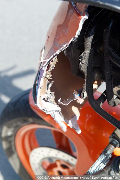 На второй эстакаде разбился мотоциклист, мотоцикл проехал ещё 300 метров (фото)