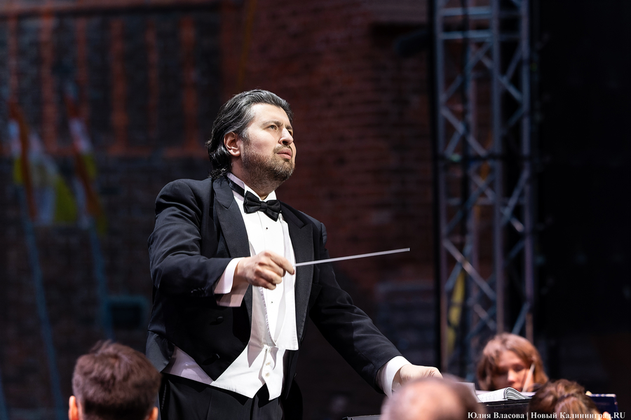 Бурлеска под дождём: Денис Мацуев выступил на острове Канта (фото)