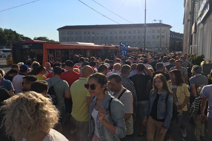В Калининграде у шаттлов на стадион столпились сотни болельщиков (фото)