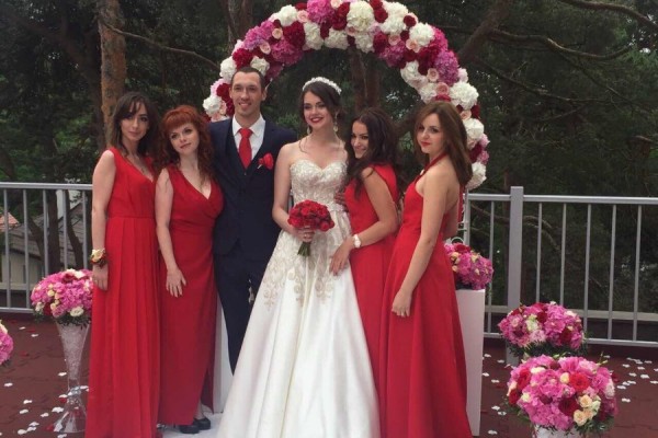 Здесь рады принять и большую весёлую свадьбу, и тихое семейное торжество