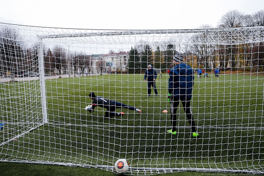 Власти пояснили, почему калининградцев не пускают заниматься на школьных стадионах