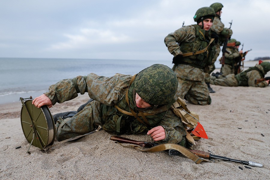 Горыныч и центнер тротила: саперы Балтфлота провели взрывные учения (фото)