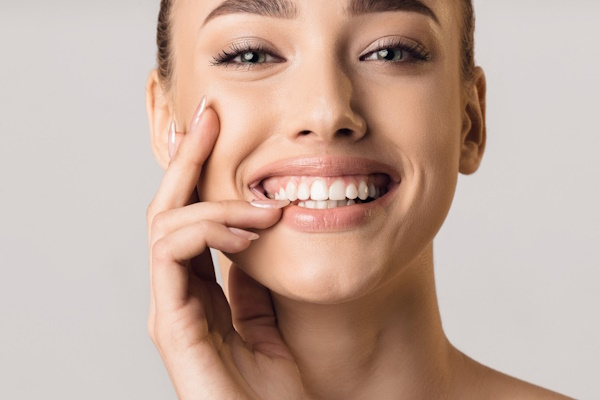 Избавим от запаха изо рта: ультразвуковая чистка зубов в «Стомике» за пол цены