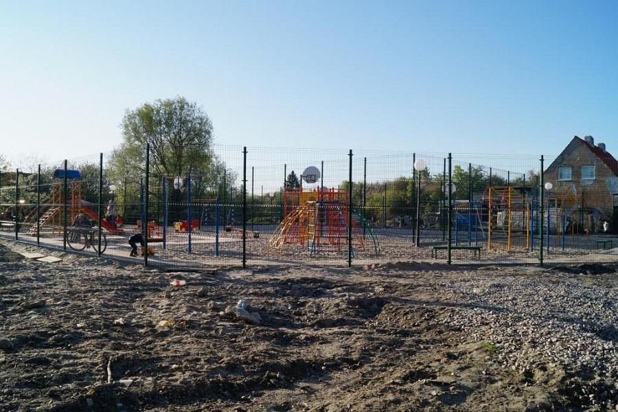 Горвласти решили достроить детскую площадку, которую приняли полгода назад (фото)