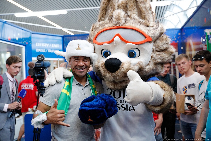 Шапка-ушанка в подарок и селфи с Забивакой: бразилец Кафу прилетел в Калининград