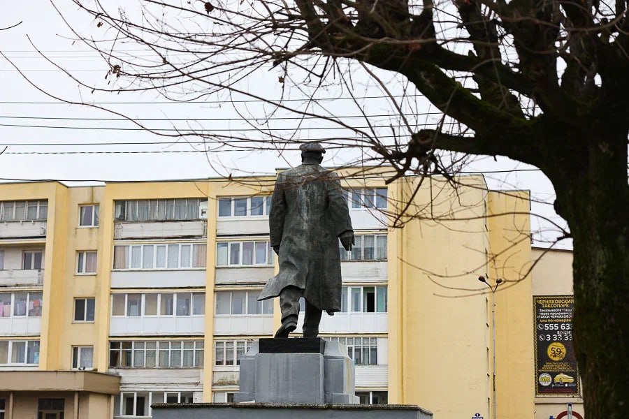 В Черняховске хотят перенести бронзового Ленина с названной в честь него площади (фото)