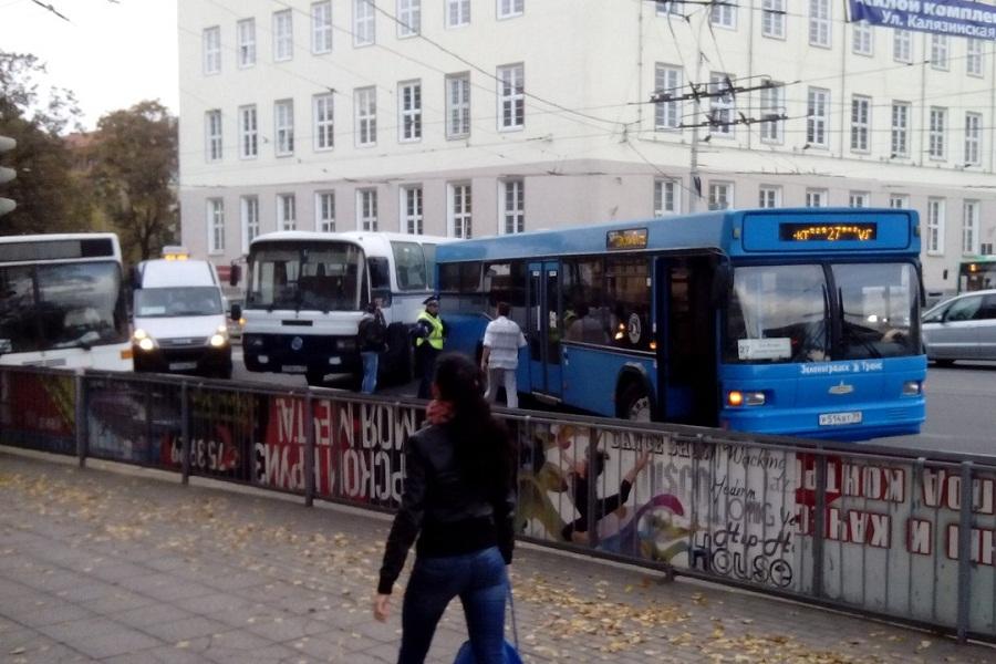 На площади Победы столкнулись два рейсовых автобуса (фото)