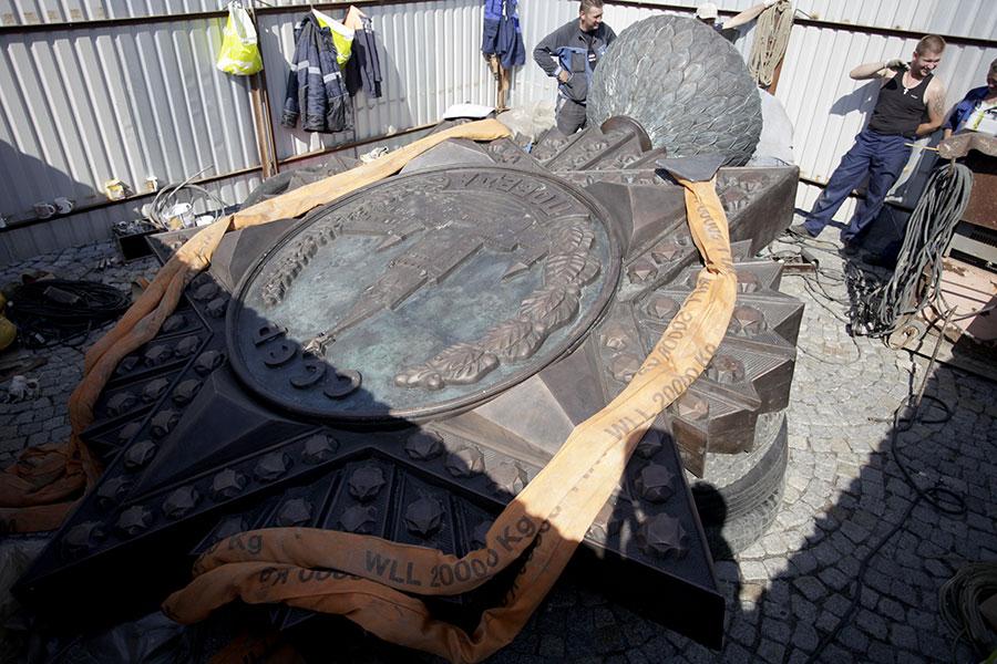 Орден наконец привезли: триумфальная колонна получила свое украшение