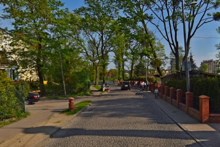 «Чикнули полтротуара»: горвласти нашли усеченную пешеходную зону у бывшего ресторана «Причал»