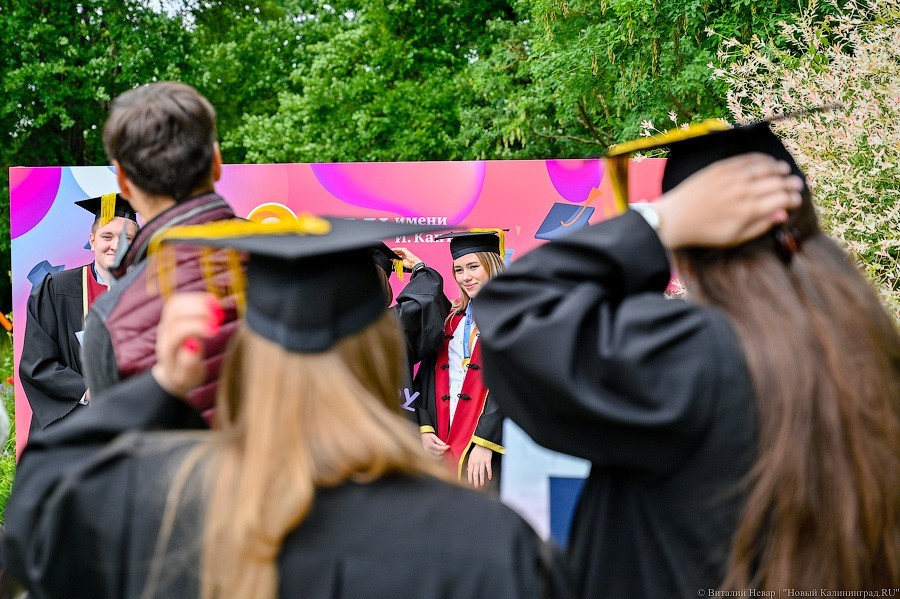 Как проходит вручение дипломов выпускникам БФУ в Ботаническом саду (фото)