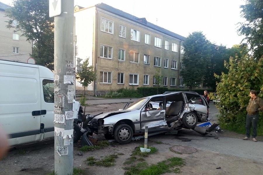 В Калининграде такси врезалось в микроавтобус (фото, дополнено)