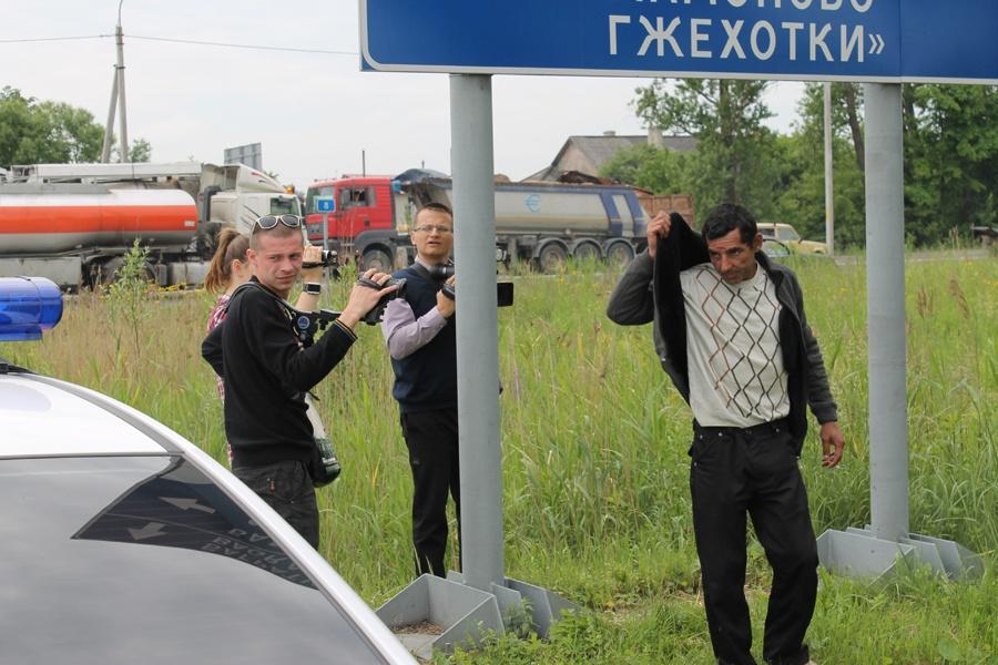 Сотрудники ГИБДД обнаружили у цыган-пассажиров такси 600 доз героина (+фото)