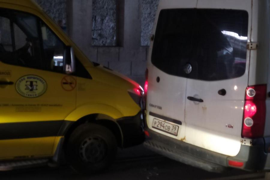 Киевская «встала» из-за ДТП с двумя микроавтобусами под мостом (фото)