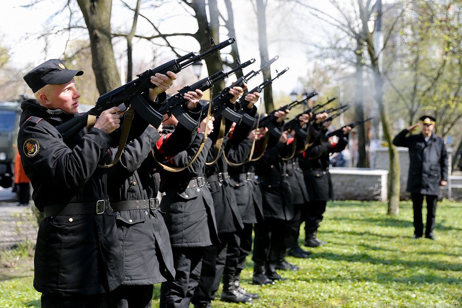 Память героям: в Калининграде перезахоронили найденных поисковиками воинов