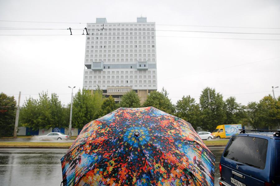 В Калининграде из-за дождя образовались пробки, на улицах случился потоп (фото)