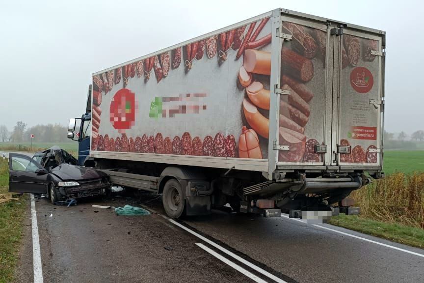 Под Правдинском «Опель» столкнулся с грузовиком, погибла женщина (фото)