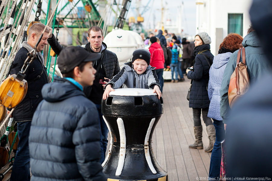 Дадим по струнам: Борислав Струлёв выступил на борту барка «Крузенштерн»