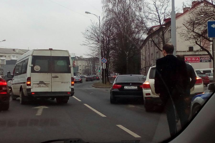 На ул.Невского столкнулись две легковушки, движение затруднено (фото)