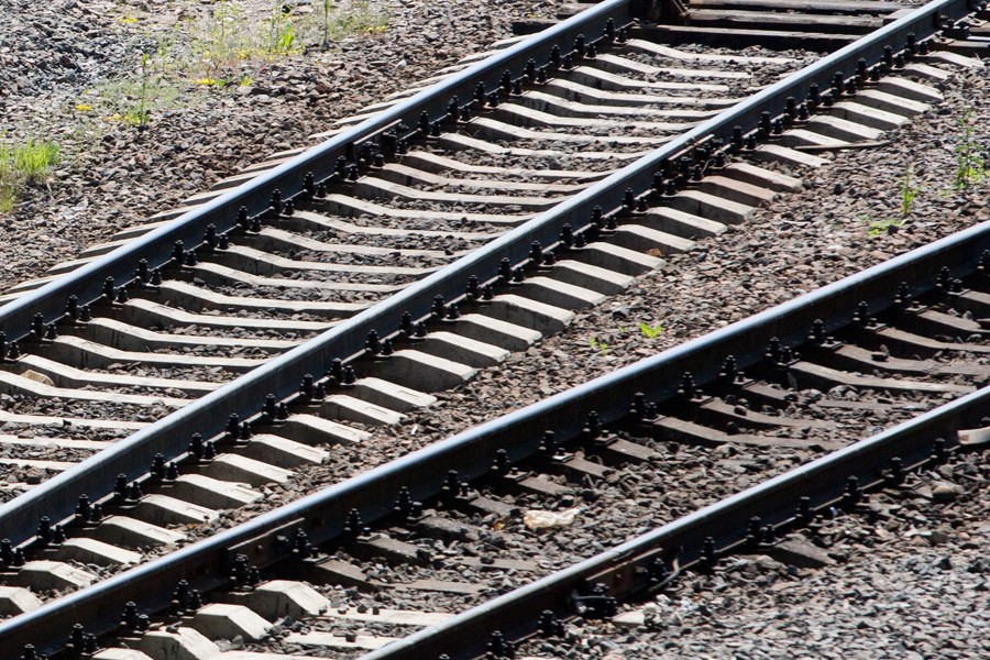 В Калининграде подросток после удара током упал с моста на рельсы