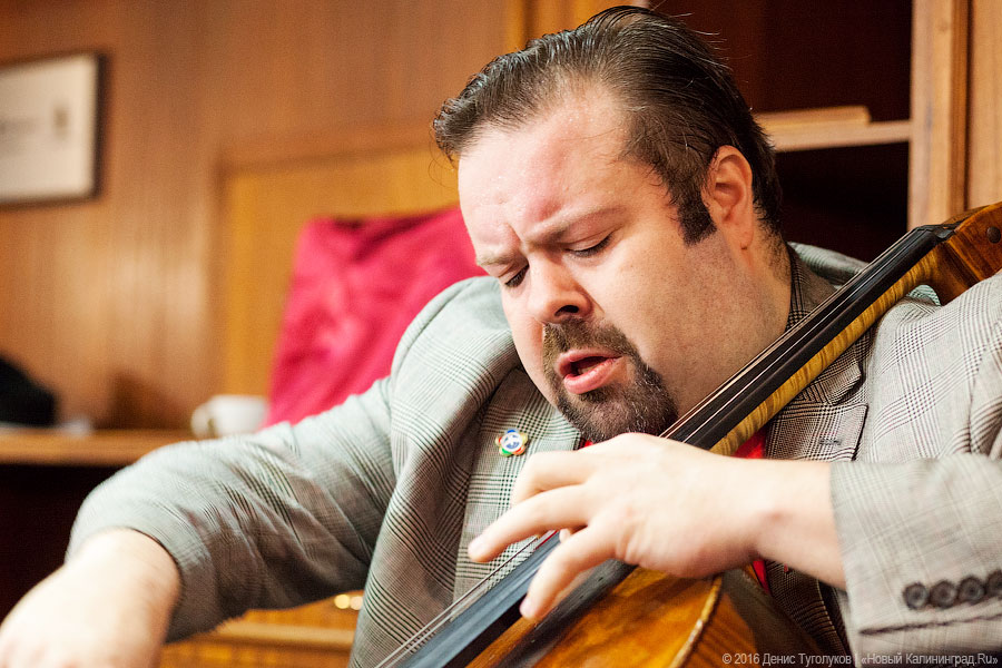 Дадим по струнам: Борислав Струлёв выступил на борту барка «Крузенштерн»