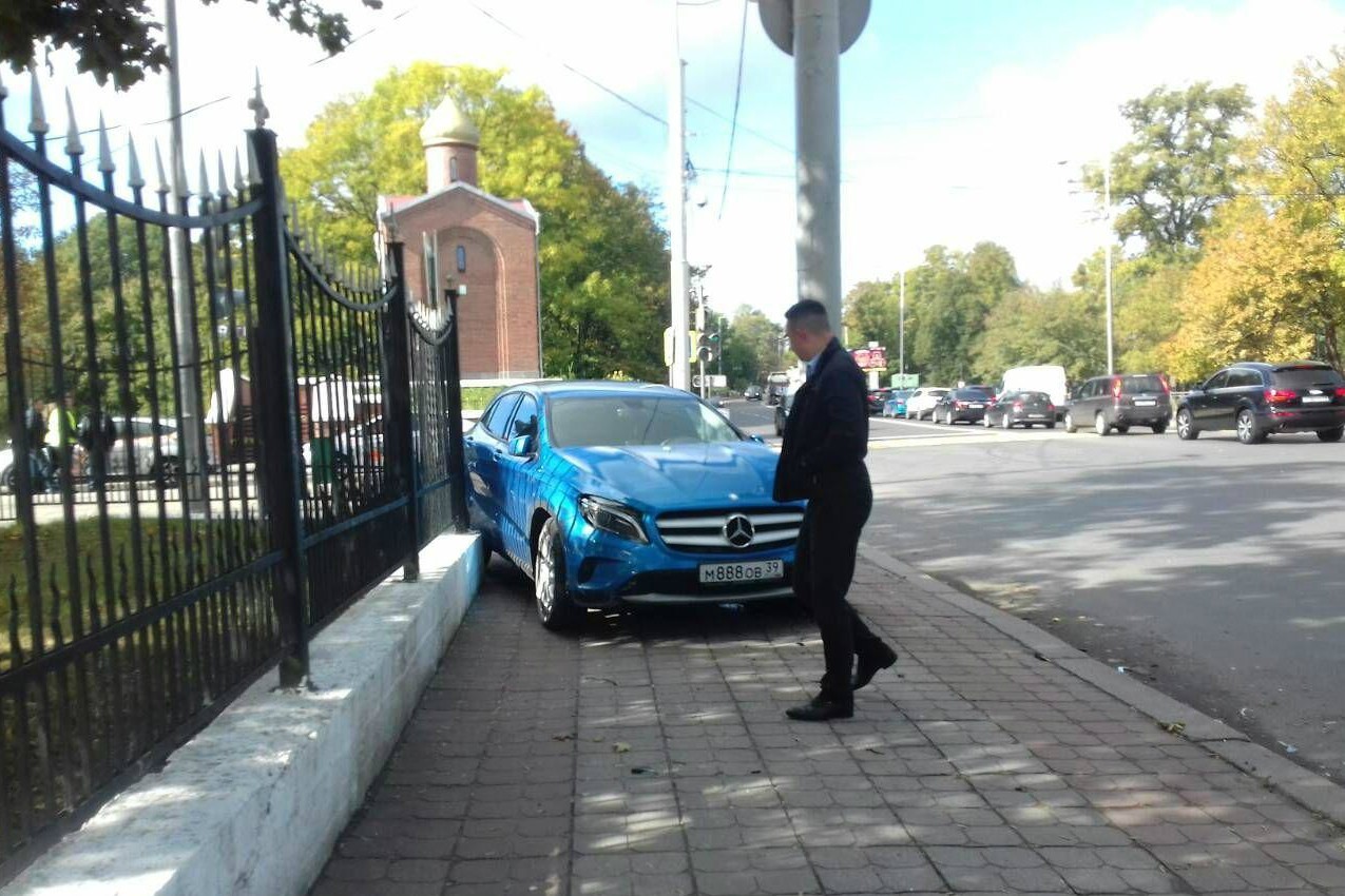 УМВД: врезавшийся в столб на Румянцева «Мерседес» выбил с дороги другой автомобиль