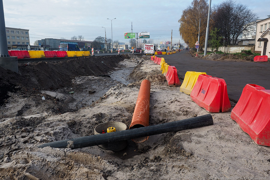 Наполовину открыто: путепровод на Московском начал пропускать автотраснпорт
