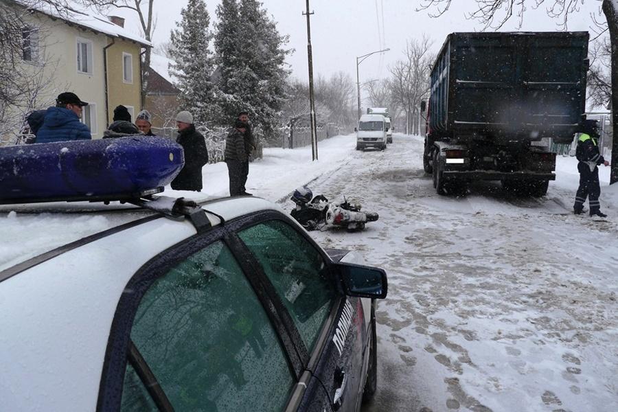 В Калининграде скутер с пьяными водителем и пассажиром врезался в грузовик (+фото)