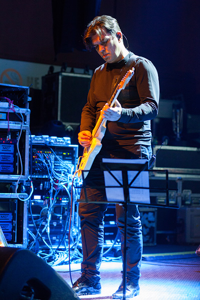 Горе, если не впал в безмолвие:  Вячеслав Бутусов и «Ю-Питер» на «Вагонке»