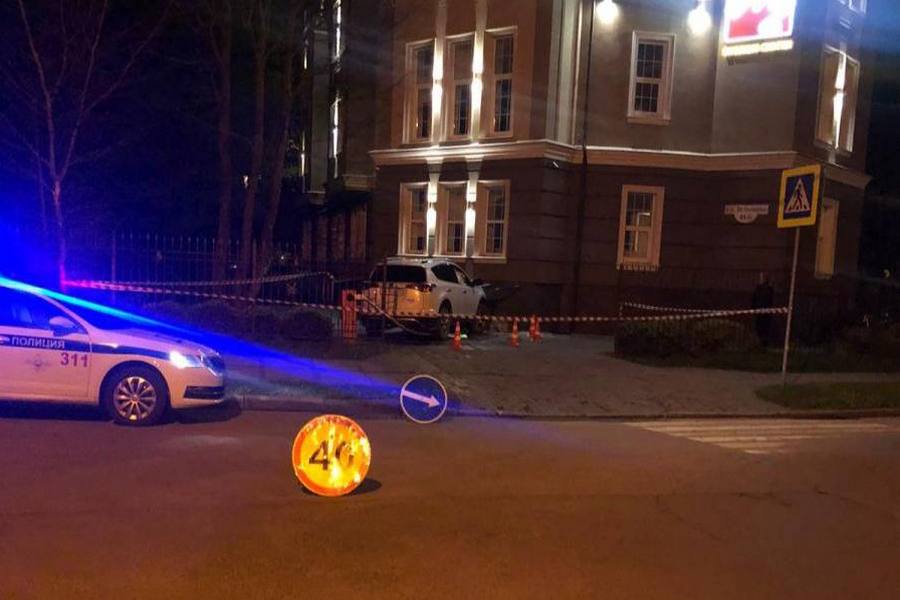 На ул. Некрасова «Тойота» на высокой скорости не «вписалась» в поворот и врезалась в здание